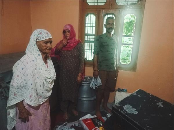 thieves broke window grill and looted gold and cash