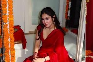 pashmina roshan welcomes ganpati bappa home