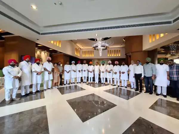 punjab congress leadership pays obeisance at sri darbar sahib
