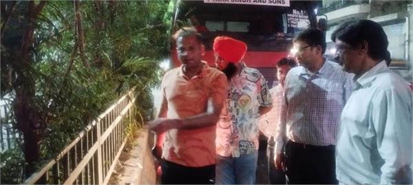 municipal commissioner surinder singh inspect sanitation