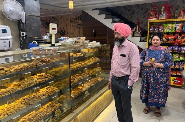 ਫੂਡ ਸੇਫਟੀ ਟੀਮ ਵੱਲੋਂ ਮਿਠਾਈ ਤੇ ਬੇਕਰੀ ਦੀਆਂ ਦੁਕਾਨਾਂ ਦੀ ਚੈਕਿੰਗ, ਕਮੀਆਂ ਪਾਏ ਜਾਣ ''ਤੇ ਸੁਧਾਰ ਨੋਟਿਸ ਜਾਰੀ