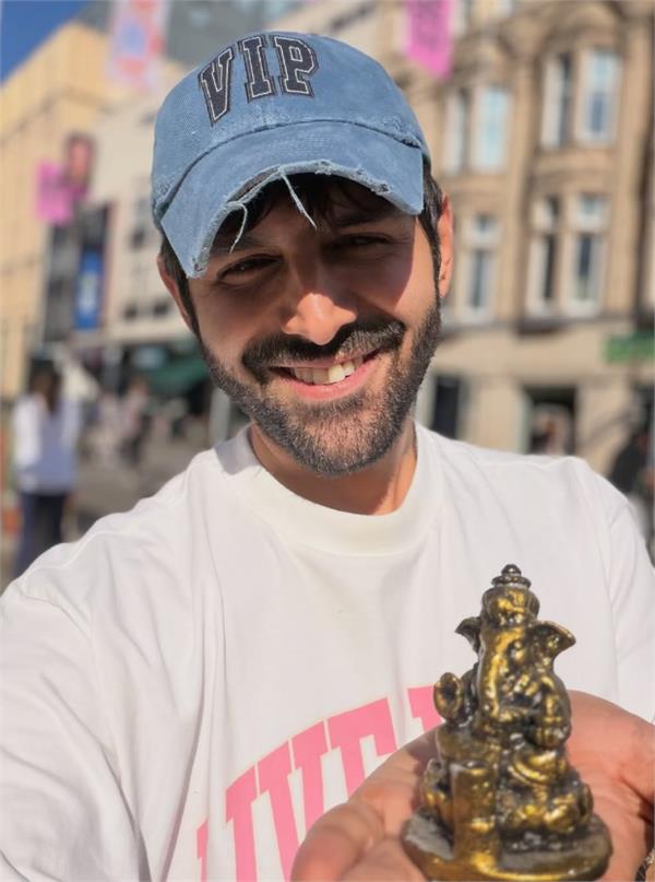 kartik aaryan celebrates ganesh chaturthi in uk