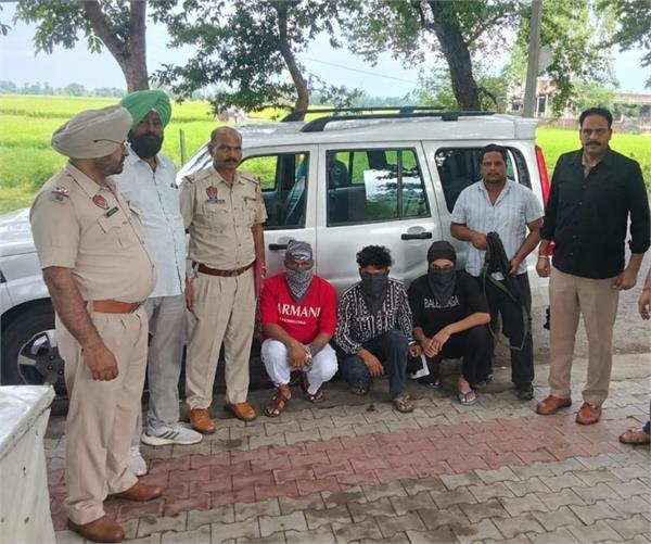 three robbers snatching a mobile phone from a swiggy deliveryman