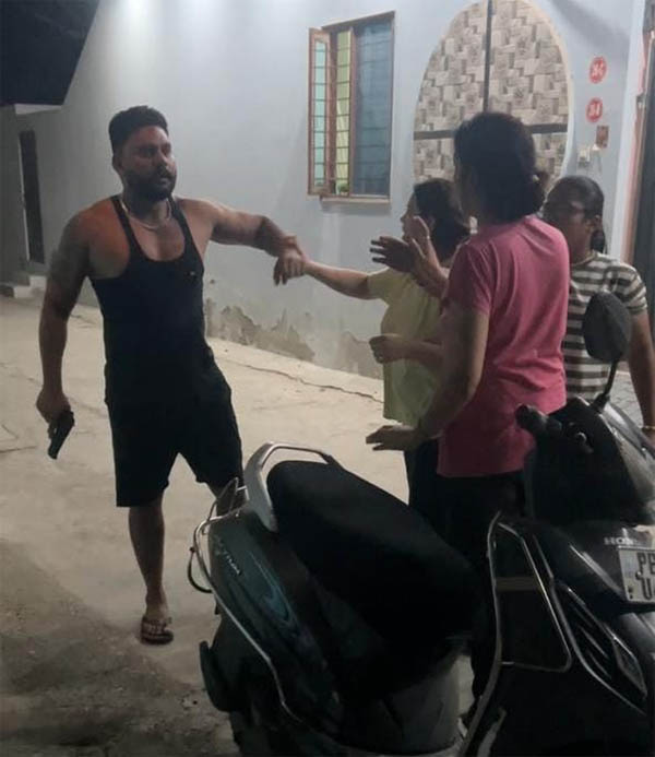 ਮਾਮੂਲੀ ਵਿਵਾਦ ''ਚ ਪਿਸਤੌਲ ਕੱਢ ਕੇ ਗਲੀ ''ਚ ਆਇਆ DSP ਦੇ ਗੰਨਮੈਨ ਦਾ ਪੁੱਤ, ਗੋਲੀ ਮਾਰਨ ਦੀ ਦਿੱਤੀ ਧਮਕੀ