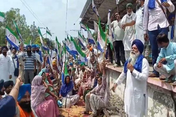 ਫਿਰੋਜ਼ਪੁਰ ''ਚ ਕਿਸਾਨਾਂ ਨੇ ਰੇਲਵੇ ਟਰੈਕ ਕੀਤਾ ਜਾਮ, ਅਣਮਿੱਥੇ ਸਮੇਂ ਲਈ ਲਾਇਆ ਧਰਨਾ