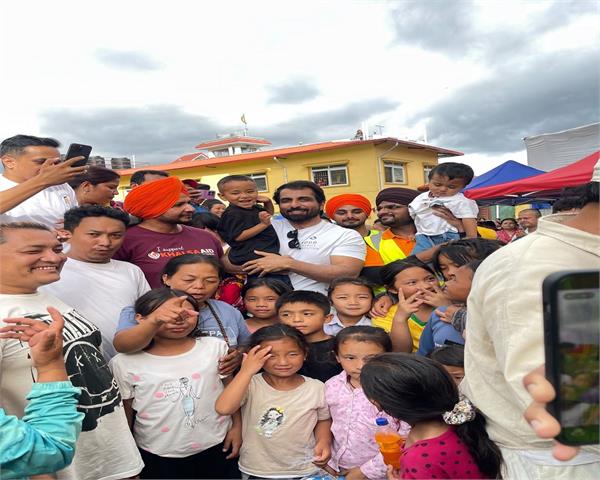 sonu sood  relief materials  floods  nepal  people