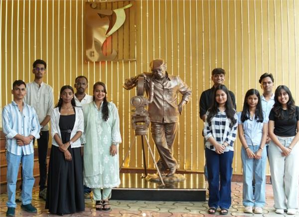 yash chopra foundation awards scholarships to 11 students