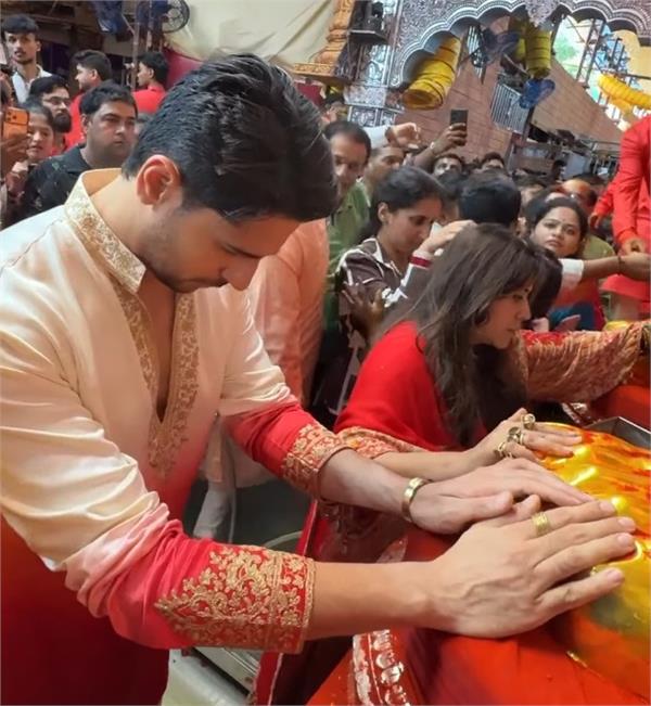 sidharth malhotra  ektaa kapoor offer prayers at lalbaugcha raja