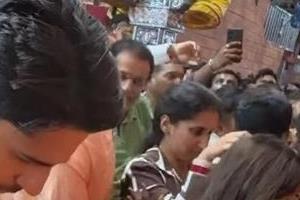 sidharth malhotra  ektaa kapoor offer prayers at lalbaugcha raja
