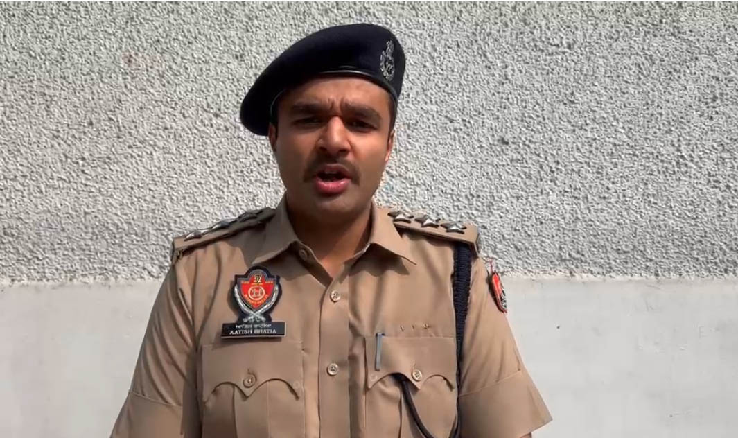ਸਕੂਲ ''ਚੋਂ ਵਿਅਕਤੀ ਵੱਲੋਂ ਬੱਚਾ ਚੁੱਕਣ ਦੀ ਵਾਇਰਲ ਹੋਈ ਖ਼ਬਰ ''ਤੇ ACP ਆਤਿਸ਼ ਭਾਟੀਆ ਦਾ ਵੱਡਾ ਬਿਆਨ