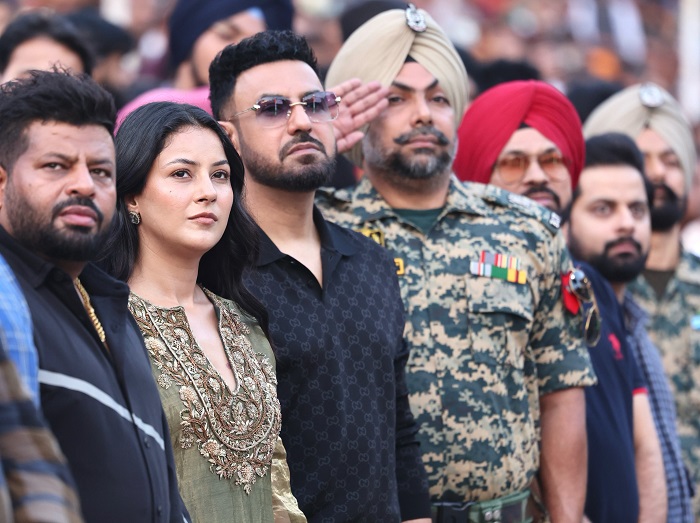 ''Singh vs Kaur 2'' ਦੀ ਪ੍ਰਮੋਸ਼ਨ ਲਈ ਵਾਹਘਾ ਬਾਰਡਰ ਪਹੁੰਚੇ ਗਿੱਪੀ ਅਤੇ ਸ਼ਹਿਨਾਜ਼, ਦੇਖੋ ਤਸਵੀਰਾਂ
