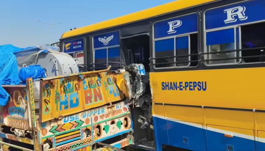 PRTC ਬੱਸ ਨਾਲ ਵਾਪਰਿਆ ਭਿਆਨਕ ਹਾਦਸਾ! ਕੰਡਕਟਰ ਦੀ ਮੌਤ ਮਗਰੋਂ ਭਾਰੀ ਹੰਗਾਮਾ, ਸੜਕ ਕੀਤੀ ਜਾਮ
