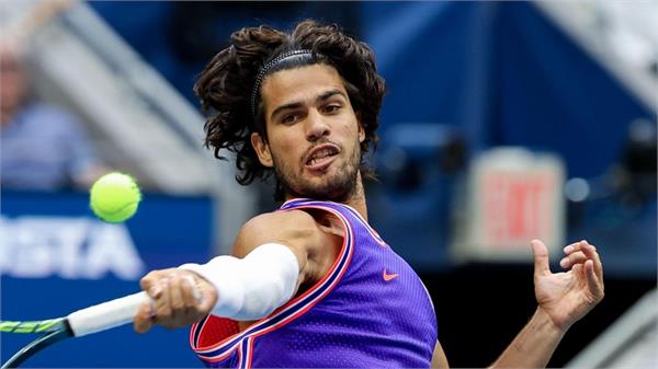 alcaraz reaches us open third round after dropping first set