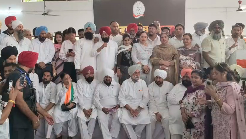 ਖੜਗੇ ਦੀ ਰੈਲੀ ਮਗਰੋਂ ਮੰਚ ਸ਼ੁੱਧੀਕਰਨ ਨੂੰ ਲੈ ਕੇ ਵਿਰੋਧ, ਜਲੰਧਰ ''ਚ ਕਾਂਗਰਸ ਨੇ ਕੀਤਾ ਪ੍ਰਦਰਸ਼ਨ