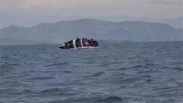 boat capsizes