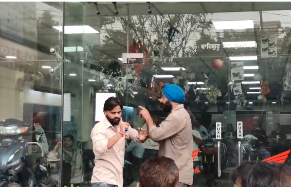 ਜਲੰਧਰ ਦੇ GS Honda ''ਚ ਨਵੀਂ ਐਕਟਿਵਾ ਨੂੰ ਲੈ ਕੇ ਹੰਗਾਮਾ, ਗਾਹਕ ਬੋਲਿਆ-200 ਤੋਂ ਵੱਧ ਪੈਟਰੋਲ ਨਾ ਪਵਾਓ