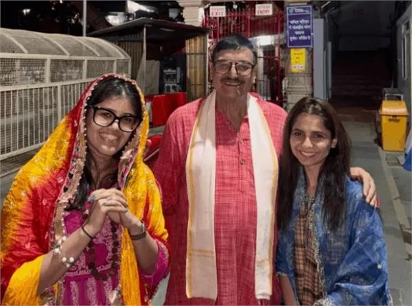 anupriya nagar  producer of the film   hanuman ansh    visits shri kainchi dham