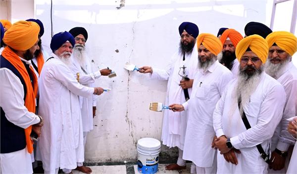 repair and painting work begins at gurdwara guru ke mahal