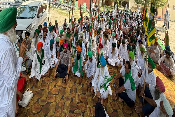 ਕਿਸਾਨ ਜੱਥੇਬੰਦੀਆਂ ਨੇ ਬਿਜਲੀ ਵਿਭਾਗ ਦੇ ਐੱਸ. ਈ. ਦਫ਼ਤਰ ਦੇ ਸਾਹਮਣੇ ਧਰਨਾ ਦਿੱਤਾ