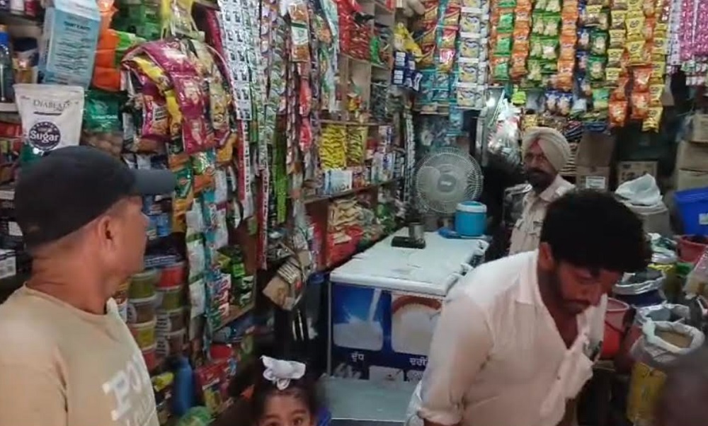 ਛੱਤ ਰਾਹੀਂ ਦੁਕਾਨਾਂ ਅੰਦਰ ਦਾਖਲ ਹੋਏ ਚੋਰ, ਨਕਦੀ ਤੇ ਸਾਮਾਨ ਲੈ ਕੇ ਫਰਾਰ, ਘਟਨਾ cctv ''ਚ ਕੈਦ