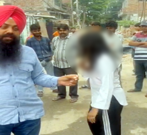 ਨਸ਼ੇ ''ਚ ਧੁੱਤ ਕੁੜੀ ਘਰਾਂ ਦੇ ਦਰਵਾਜ਼ੇ ਖੜਕਾਉਂਦੀਆਂ ਆਈ ਨਜ਼ਰ, ਵੀਡੀਓ ਵਾਇਰਲ