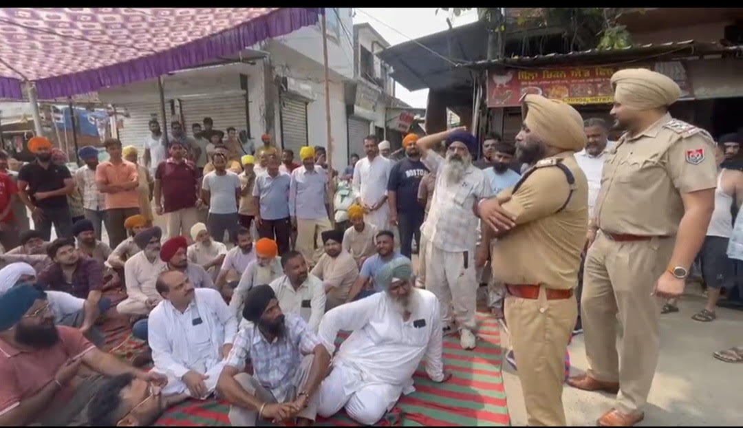 ਵਡਾਲਾ ਬਾਂਗਰ ''ਚ 10 ਦੁਕਾਨਾਂ ਦੇ ਸ਼ਟਰ ਤੋੜ ਕੇ ਚੋਰੀ, ਰੋਸ ''ਚ ਦੁਕਾਨਦਾਰਾਂ ਨੇ ਲਾਇਆ ਜਾਮ