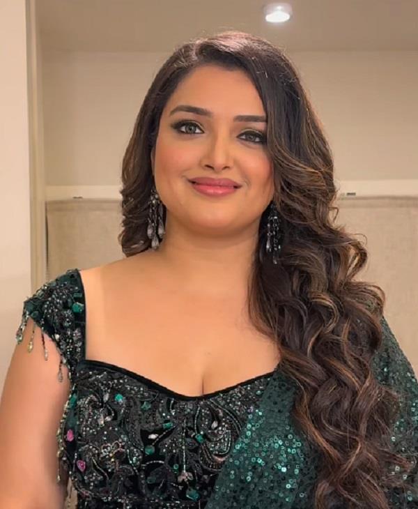first look of   roja   starring amrapali dubey released