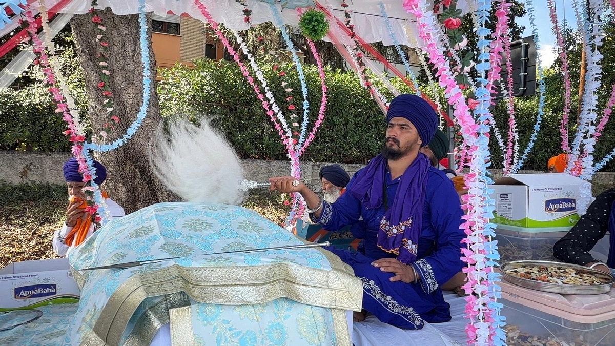 ਇਟਲੀ ''ਚ ਗੁਰੂ ਗ੍ਰੰਥ ਸਾਹਿਬ ਦੇ ਸੰਪੂਰਨਤਾ ਦਿਹਾੜੇ ਮੌਕੇ ਸਜਿਆ ਅਲੌਕਿਕ ਨਗਰ ਕੀਰਤਨ (ਤਸਵੀਰਾਂ)