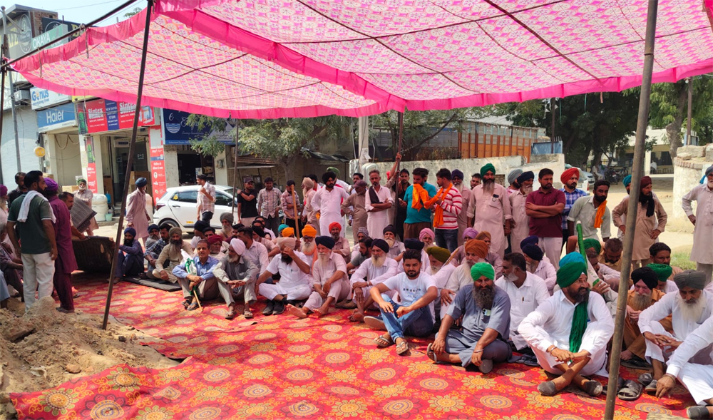 ਦੁਕਾਨਦਾਰ ਦੀ ਕੁੱਟਮਾਰ ਦੇ ਦੋਸ਼ੀਆਂ ਦੀ ਗ੍ਰਿਫਤਾਰੀ ਨਾ ਹੋਣ ਖਿਲਾਫ ਥਾਣੇ ਅੱਗੇ ਧਰਨਾ