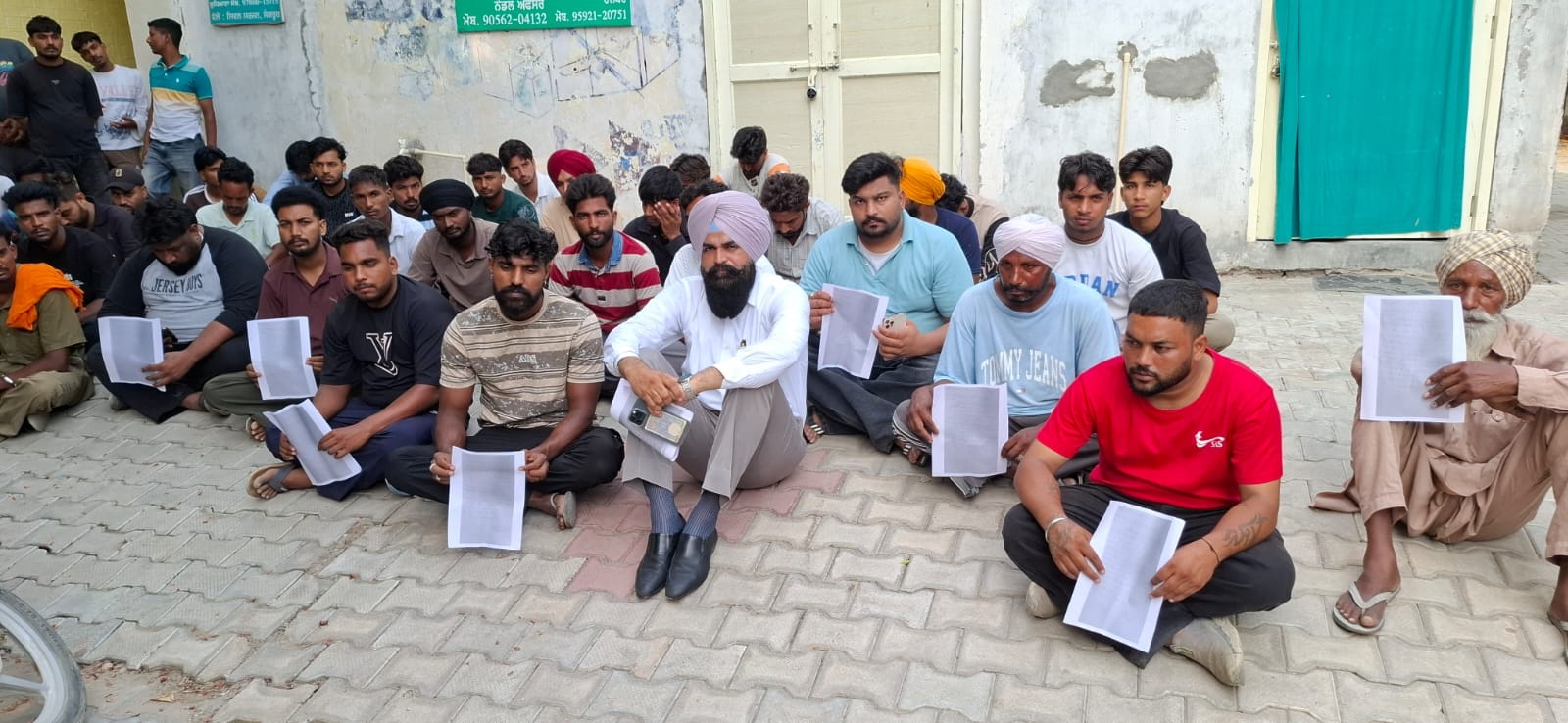 ਸੰਗਰੂਰ ''ਚ ਨੌਜਵਾਨ ਨੇ ਕੀਤੀ ਖ਼ੁਦਕੁਸ਼ੀ, ਪਰਿਵਾਰ ਵੱਲੋਂ ਇਨਸਾਫ਼ ਮਿਲਣ ਤਕ ਸਸਕਾਰ ਨਾ ਕਰਨ ਦਾ ਐਲਾਨ