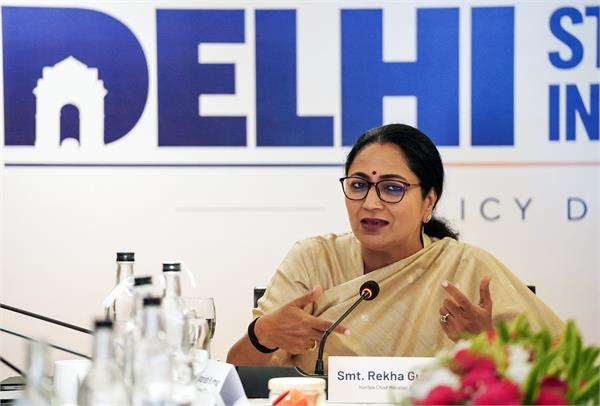 rekha gupta  delhi  building  help  family