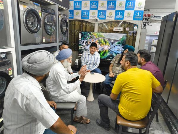 bullets fired at electronics showroom
