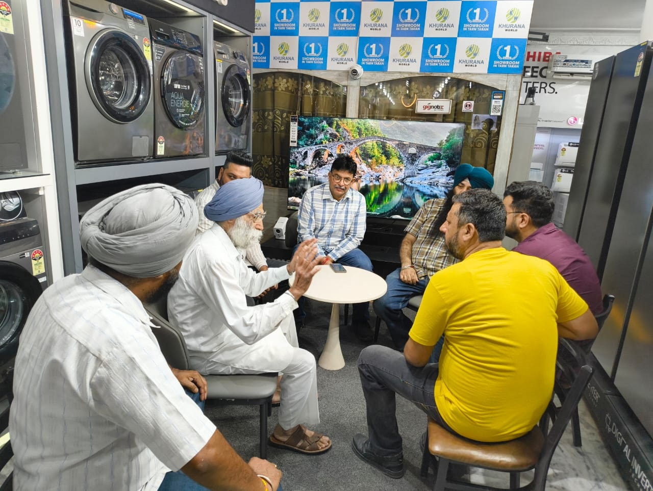 ਖਡੂਰ ਸਾਹਿਬ : ਇਲੈਕਟ੍ਰੋਨਿਕਸ ਸ਼ੋਰੂਮ ''ਤੇ ਚੱਲੀਆਂ ਗੋਲੀਆਂ, ਦੁਕਾਨਦਾਰਾਂ ''ਚ ਦਹਿਸ਼ਤ ਦਾ ਮਾਹੌਲ