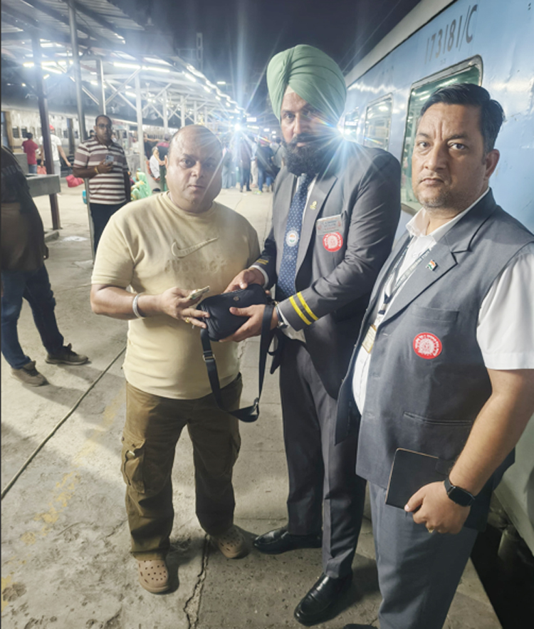 ਇਮਾਨਦਾਰੀ ਦੀ ਮਿਸਾਲ, ਹੀਰੇ ਦੀਆਂ ਵਾਲੀਆਂ ਤੇ ਆਈਫੋਨ ਦੇਖ ਵੀ ਨਾ ਡੋਲਿਆ ਇਮਾਨ