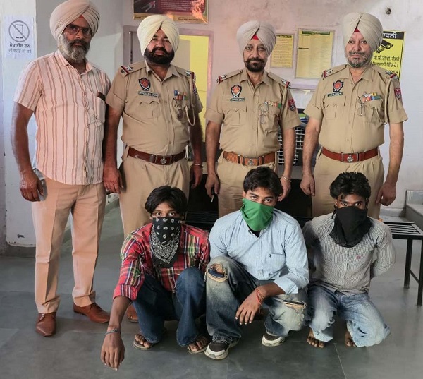 4 ਮੋਬਾਈਲ ਫ਼ੋਨ ਤੇ 2 ਮੋਟਰਸਾਈਕਲ ਸਮੇਤ 4 ਨੌਜਵਾਨ ਗ੍ਰਿਫ਼ਤਾਰ