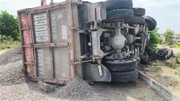 truck loaded with gravel overturns on dinanagar bypass