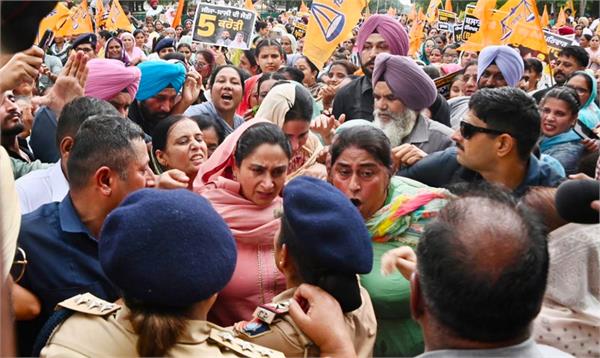 harsimrat badal  ganiv kaur majithia  demonstration