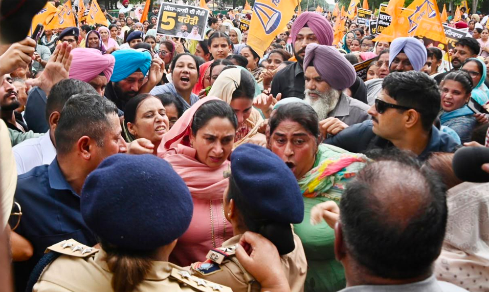 ਪੁਲਸ ਨੇ ਹਰਸਿਮਰਤ ਬਾਦਲ ਅਤੇ ਗਨੀਵ ਕੌਰ ਮਜੀਠੀਆ ਨੂੰ ਲਿਆ ਹਿਰਾਸਤ ''ਚ