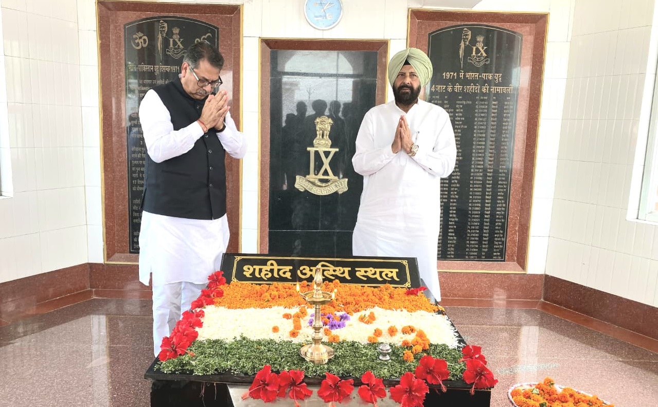 ਕੇਵਲ ਸਿੰਘ ਢਿੱਲੋਂ ਅਤੇ ਡਾ. ਸਤੀਸ਼ ਪੂਨੀਆ ਨੇ ਆਸਫਵਾਲਾ ਵਾਰ ਮੈਮੋਰੀਅਲ ਵਿਖੇ ਸ਼ਹੀਦਾਂ ਨੂੰ ਕੀਤਾ ਨਮਨ