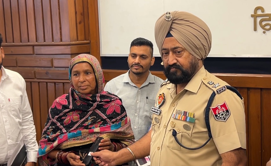 ਫ਼ਿਰੋਜ਼ਪੁਰ ਪੁਲਸ ਨੇ 100 ਤੋਂ ਵੱਧ ਚੋਰੀ ਤੇ ਗੁਆਚੇ ਹੋਏ ਮੋਬਾਈਲ ਕੀਤੇ ਬਰਾਮਦ, ਮਾਲਕਾਂ ਨੂੰ ਕੀਤੇ ਵਾਪਸ