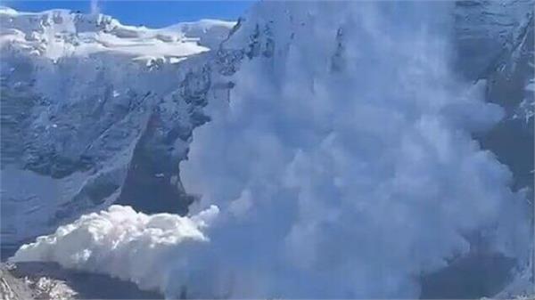 avalanche in russia  11 climbers killed