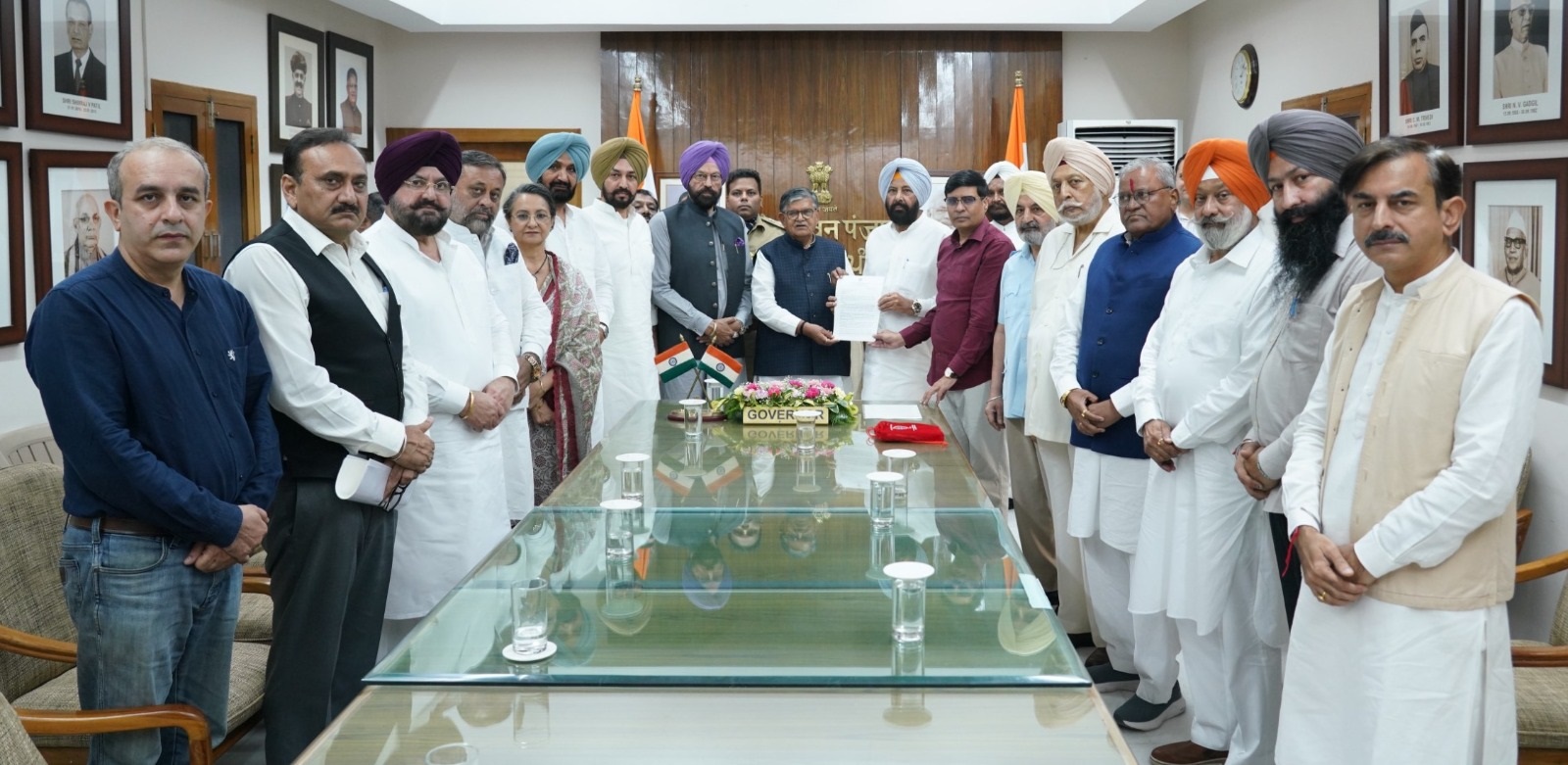 ਗੁਲਜ਼ਾਰ ਸਿੰਘ ਖੁਦਕੁਸ਼ੀ ਮਾਮਲਾ: ਕੇਵਲ ਸਿੰਘ ਢਿੱਲੋਂ ਦੀ ਅਗਵਾਈ ਹੇਠ ਰਾਜਪਾਲ ਨੂੰ ਮਿਲਿਆ ਵਫ਼ਦ