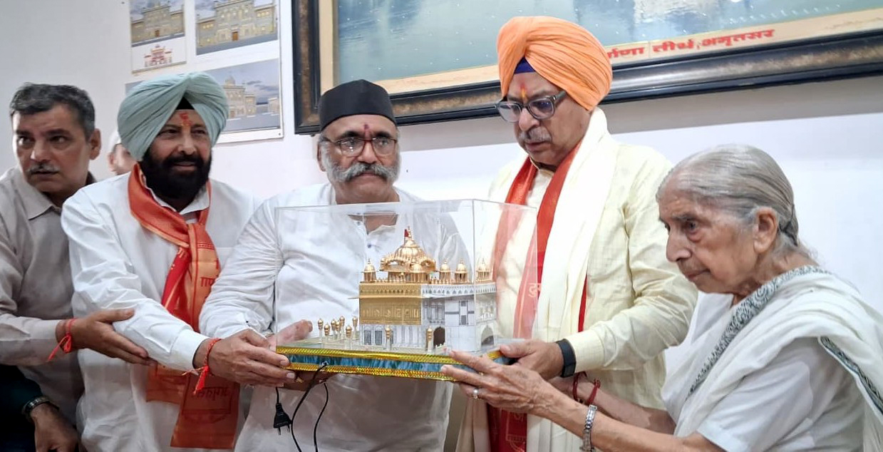 ਸੱਚਖੰਡ ਸ੍ਰੀ ਹਰਿਮੰਦਰ ਸਾਹਿਬ ਅਤੇ ਸ੍ਰੀ ਦੁਰਗਿਆਣਾ ਤੀਰਥ ਨਤਮਸਤਕ ਹੋਏ ਭਾਜਪਾ ਇੰਚਾਰਜ ਸਤੀਸ਼ ਪੂਨੀਆ
