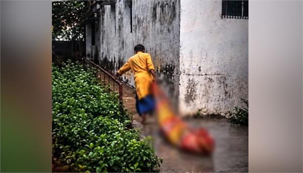 worker drags body along the ground to post mortem facility