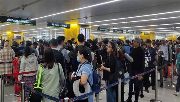 major security lapse at delhi airport