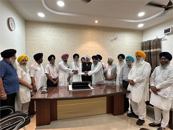 sikh community of kashmir donates rs 79 50 000 to sgpc